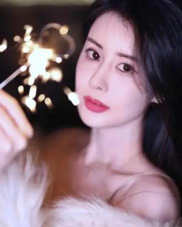 前夫说后悔跟韦雪离婚 前夫哥陈平直播搭前妻韦雪，言语间后悔和“捞姐”离婚。对于韦