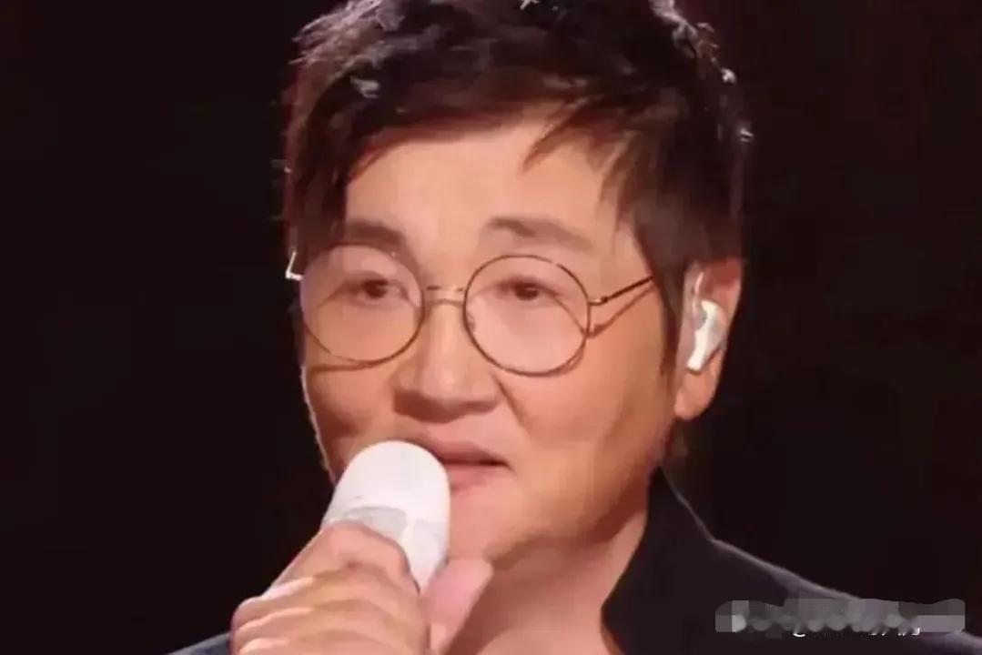 孙楠现在都老成这样了吗？一张包子脸，像个没牙的老太太! 整个面部皮肤看起来也是十