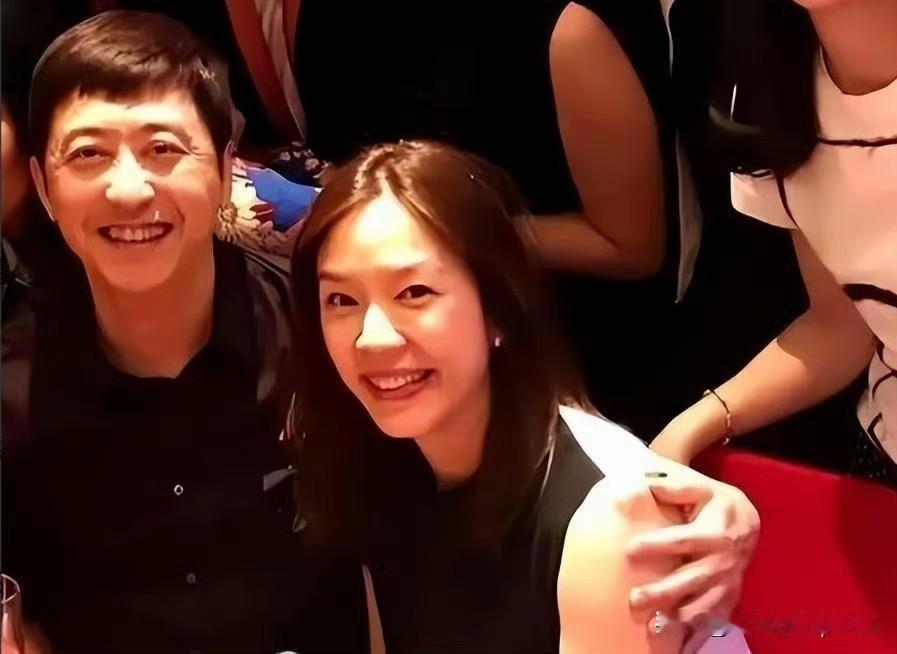 张嘉欣这步棋走得真稳！
41岁和哈林修成正果，两年抱俩节奏干脆。
她聪明就聪明在