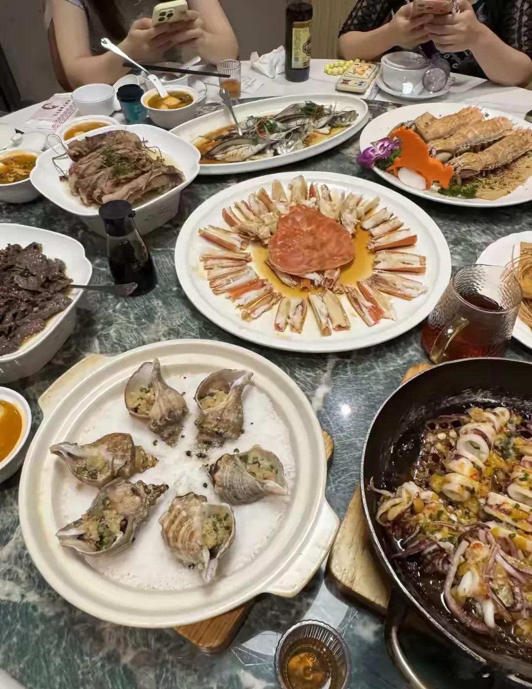 厦门的海鲜为什么这么贵？
前天去厦门一个朋友家做客，朋友请我吃的海鲜大餐。那皮皮