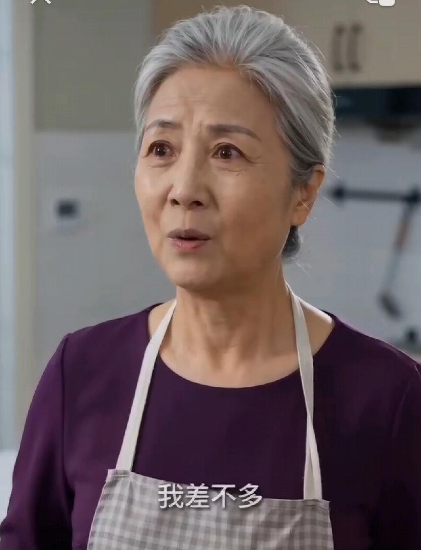 邻居老太太退休之前是一家银行的总经理，退休之后银行卡被儿媳妇拿走了了。

儿媳妇