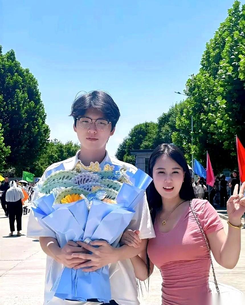 2026年高考考场外，这画面简直让人怀疑人生。
考场大门刚开，考生们像潮水一样涌