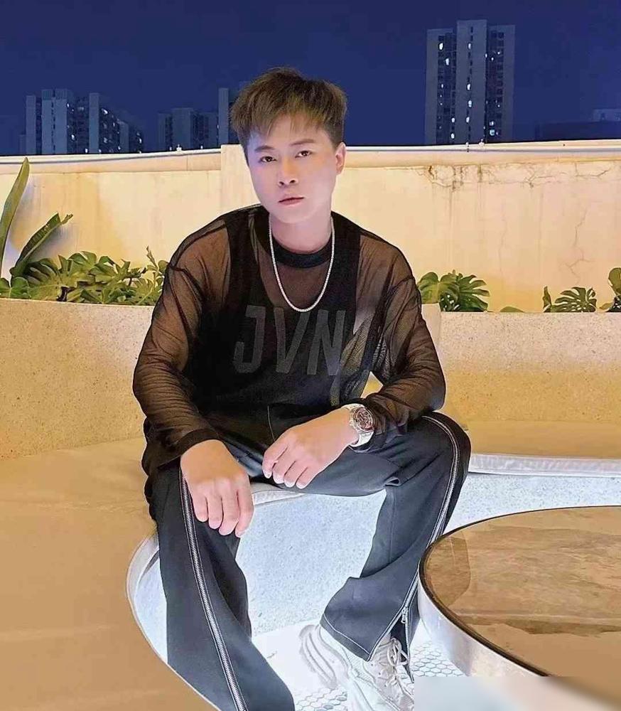 广西贺州那个许华升，你肯定刷到过。

我前些年在东莞工厂打工的时候，整个宿舍的工