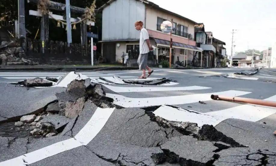 日本熊本县这片土地，最近是真没消停过，刚被7.1级强震撕开一道口子，八月六号一天