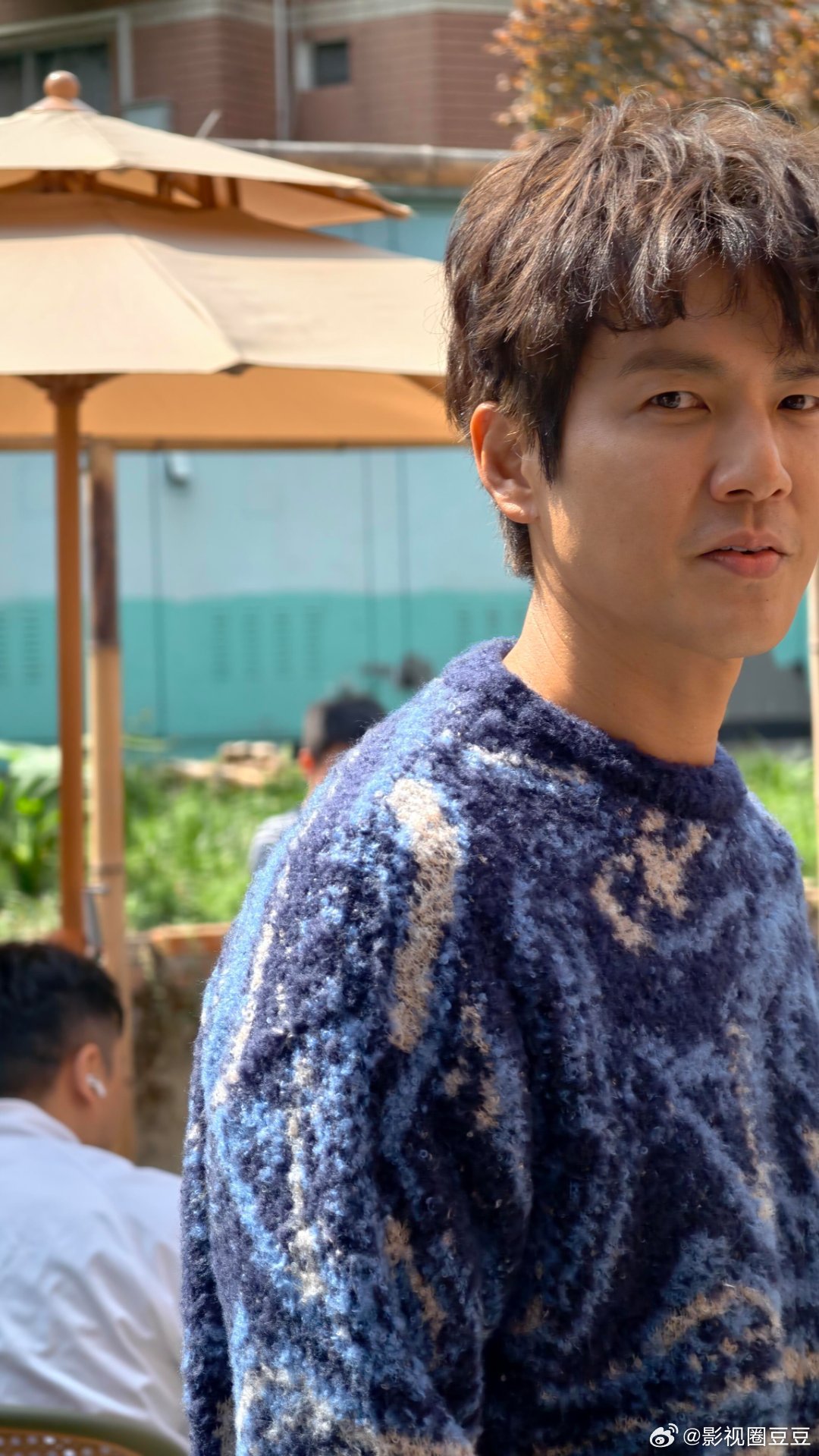 马上参跑马拉松的小哇还不忘喝咖啡这个小卷毛顺毛哇好可爱好想rua 