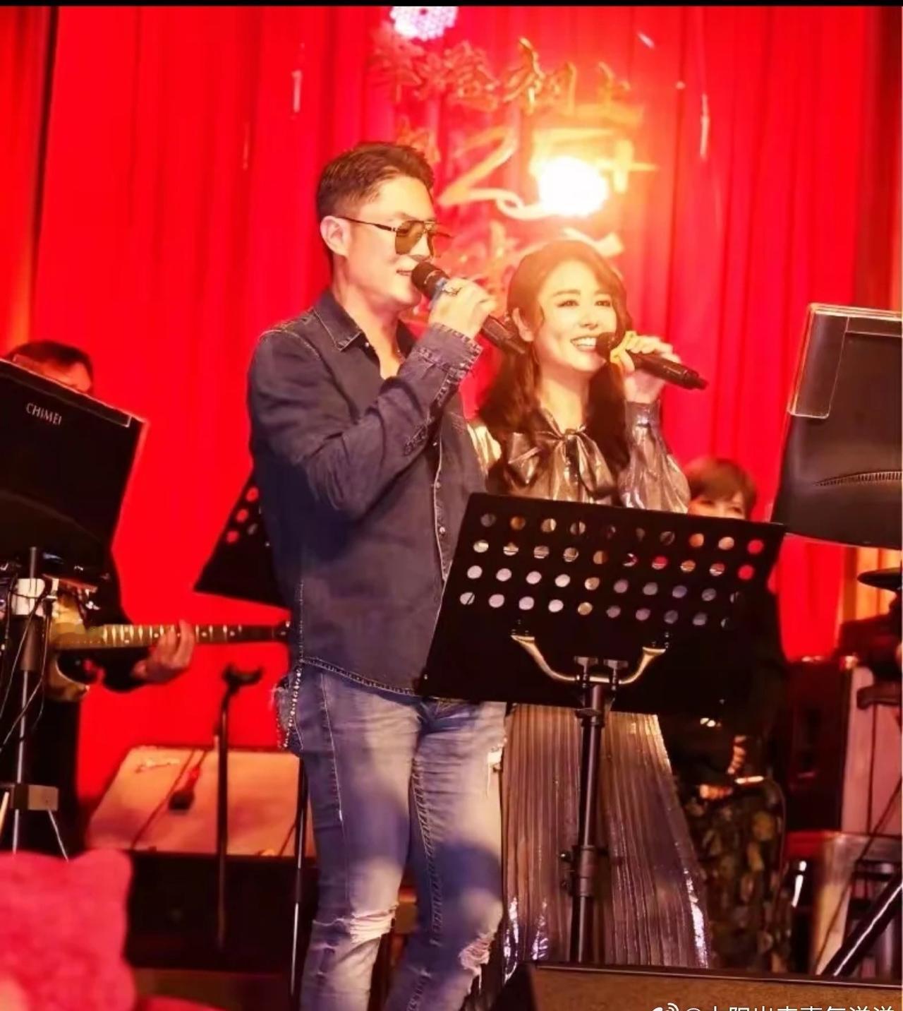 华灯初上，岁月温柔。

难以置信林心如已经50岁了，保养得太好了，希望我的50岁