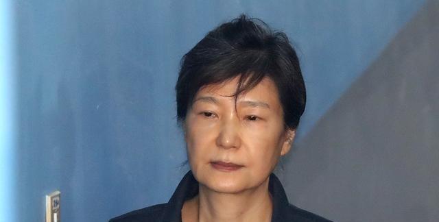 韩国政坛，真是杀疯了。尹锡悦刚被法院一审判了无期徒刑，同一天，74岁的朴槿惠养老