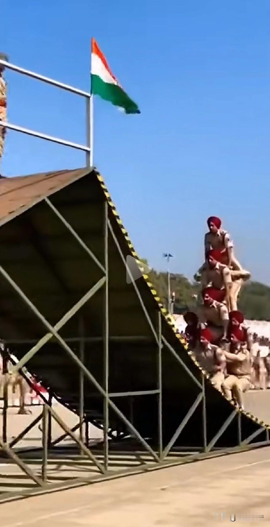 就佩服印度军人的艺高人胆大，各种高难度摩托动作不断，真是摔不死就往死里摔，看着都