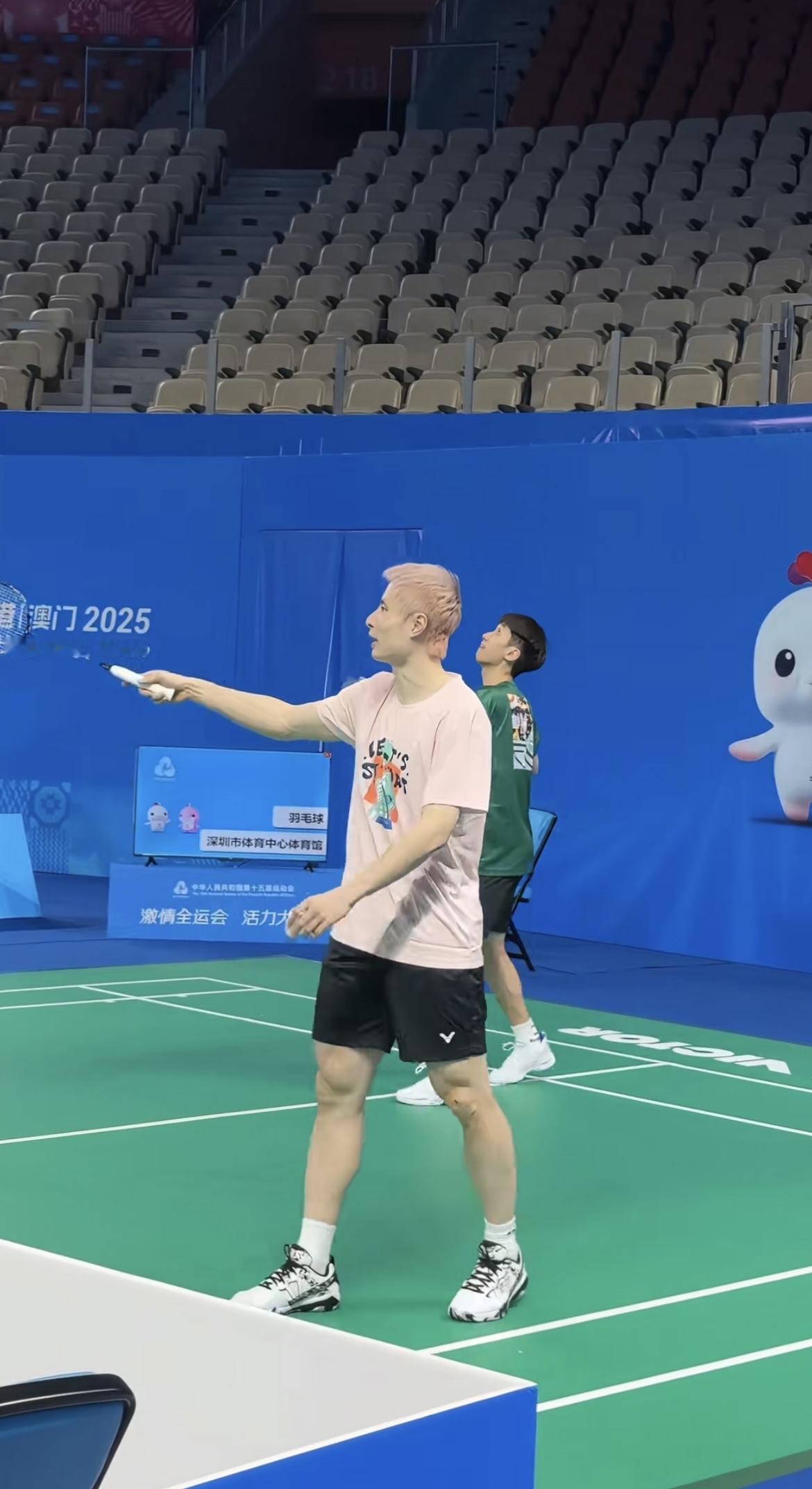 石宇奇又“换头”了！
今年世锦赛的时候是浅黄色，现在变成粉红色。
不得不说和身上