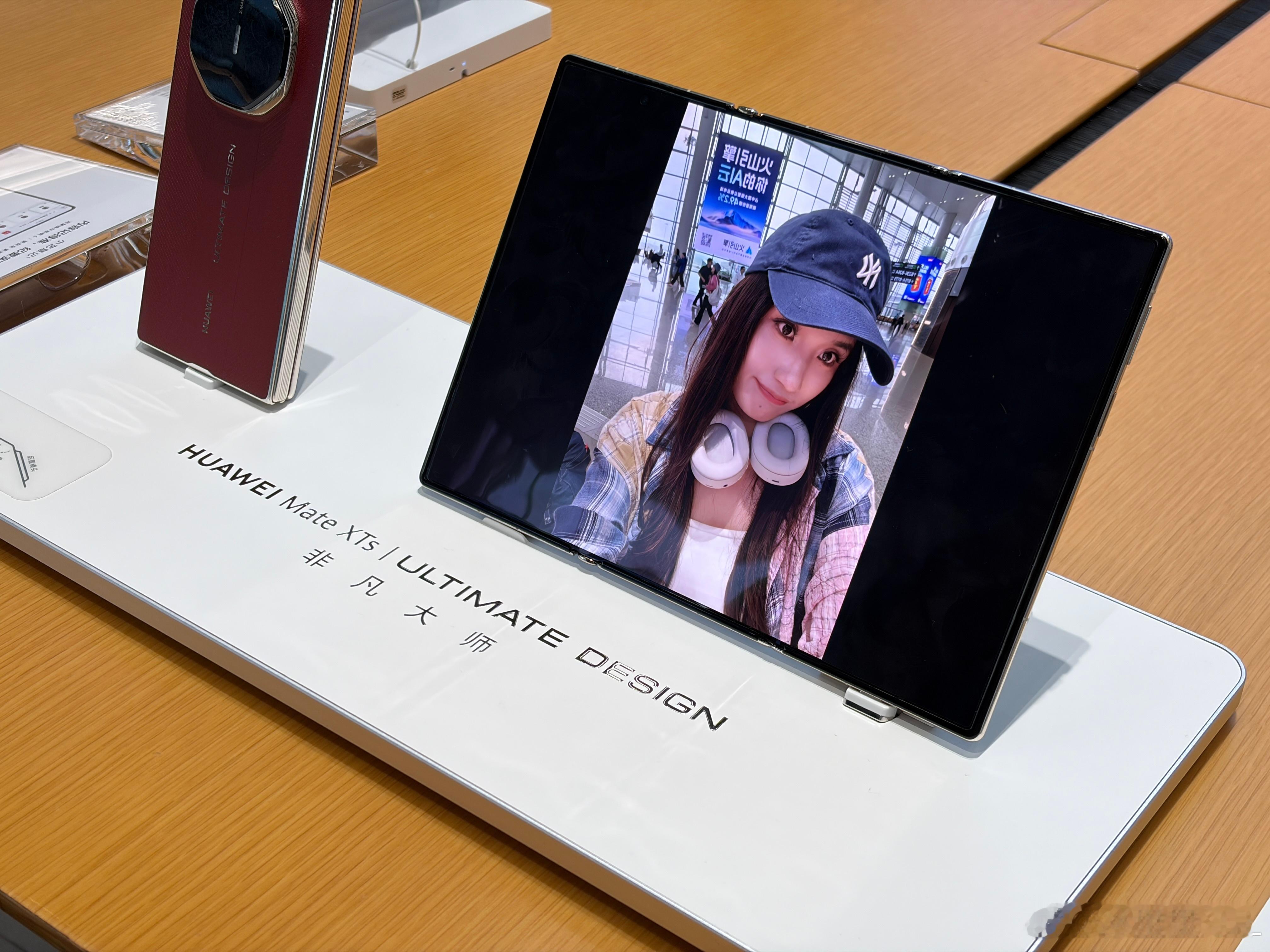 这也太自恋了。在机场路过人家华为的体验店。都要给人把三折叠换上自己的照片… 