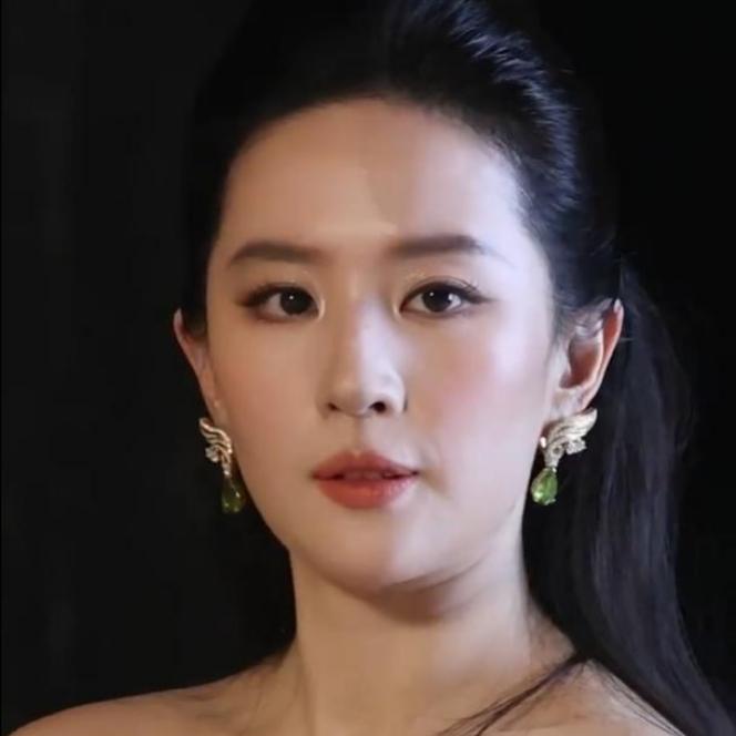 千万别被镜头骗了！刘亦菲真人美到离谱
 
见过刘亦菲真人后才懂，屏幕完全拉低她颜