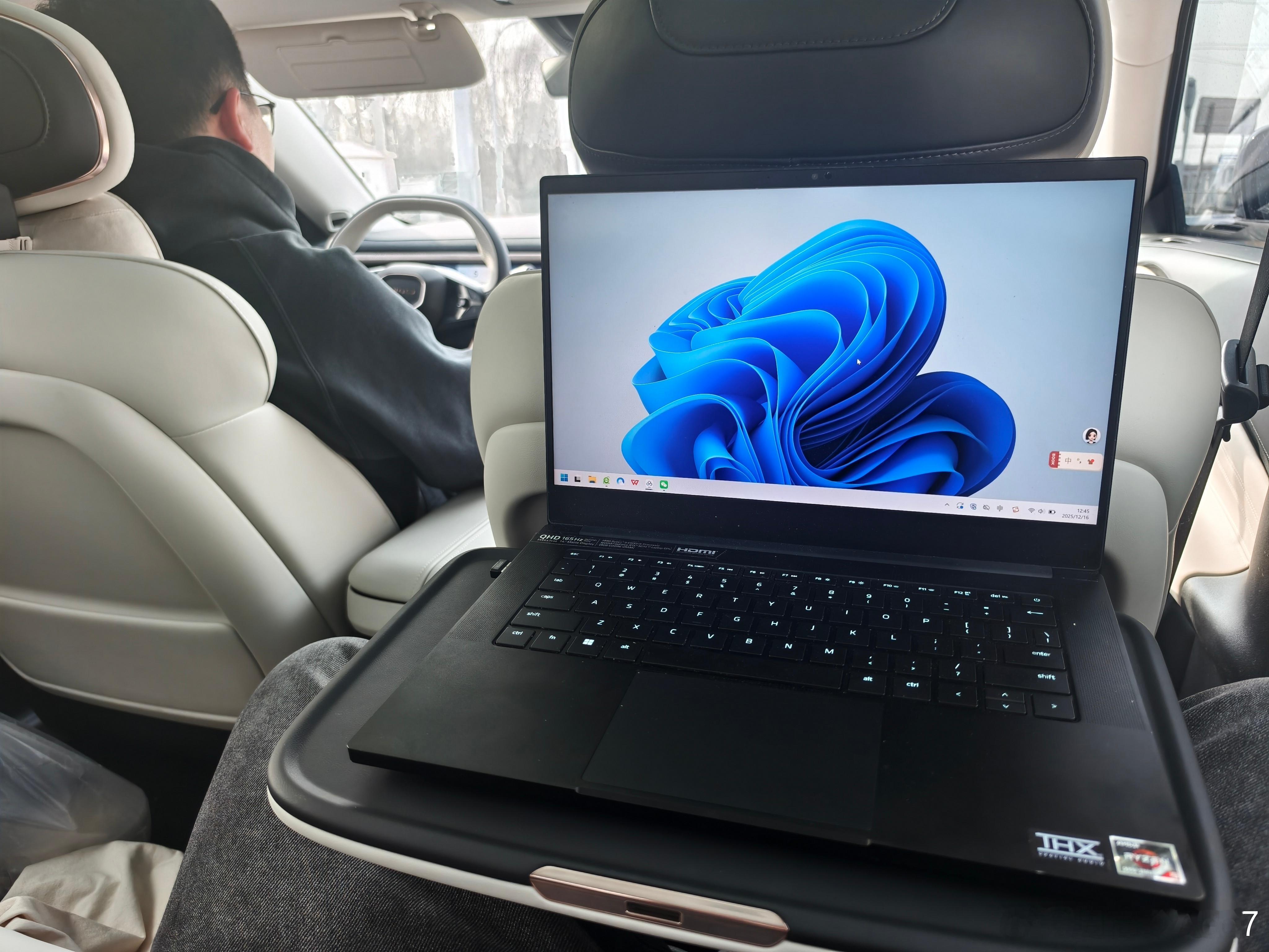 轿车配后排后排小桌板也是刚需好不好？而且领克10 EM-P这个桌板超大，我这14