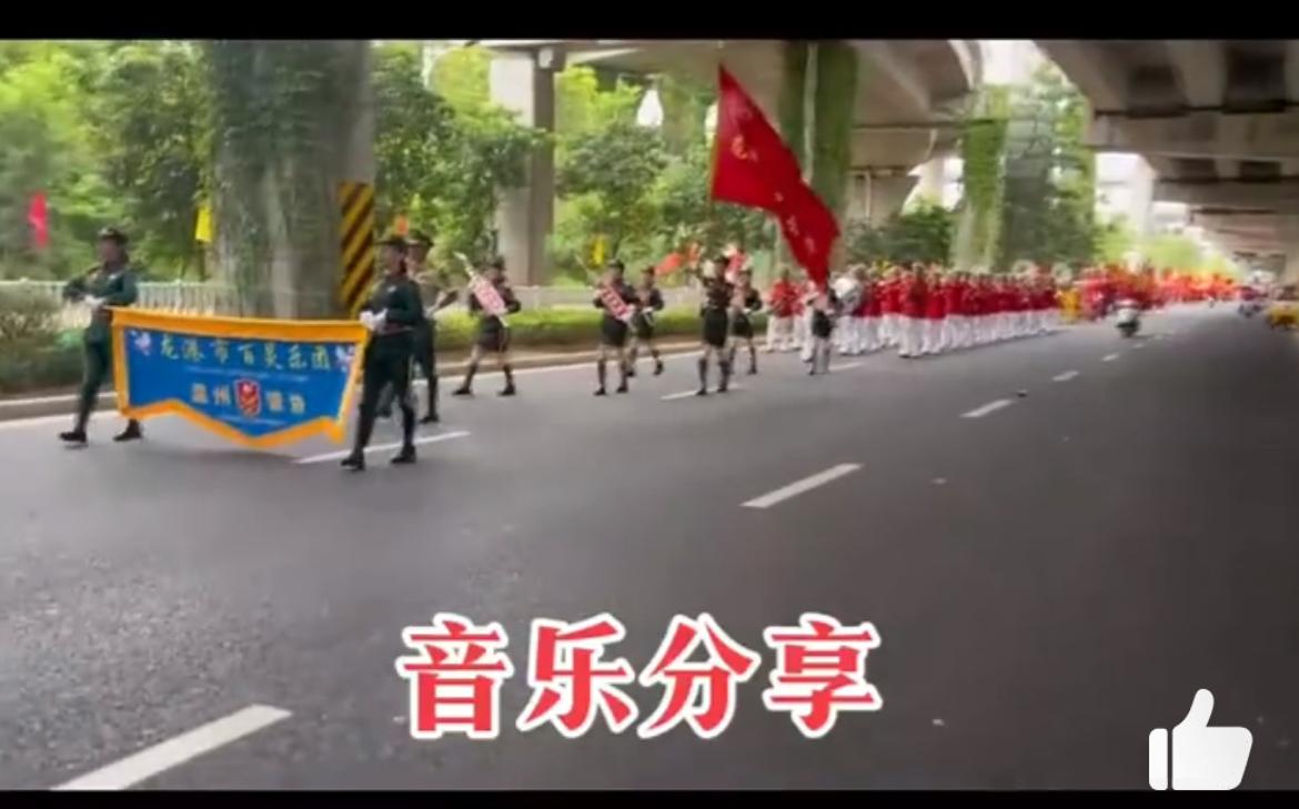 这个暴走团像搞阅兵式，太牛哄哄了。几乎占据了整条马路，马路就是他们表演的广场。看