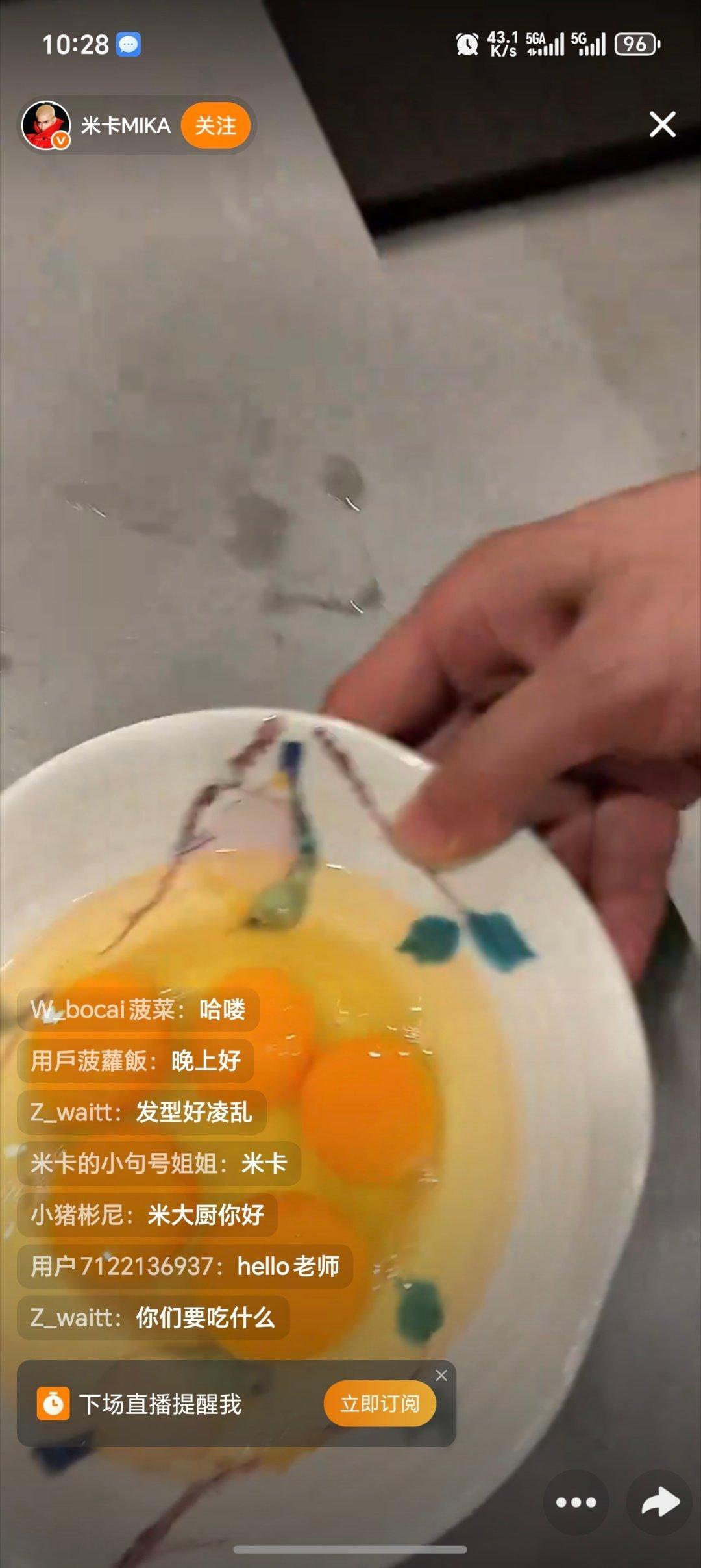 原来米卡才是中国胃 米卡炸小龙虾又怕又兴奋的样子也太真实了吧，这不就是第一次下厨