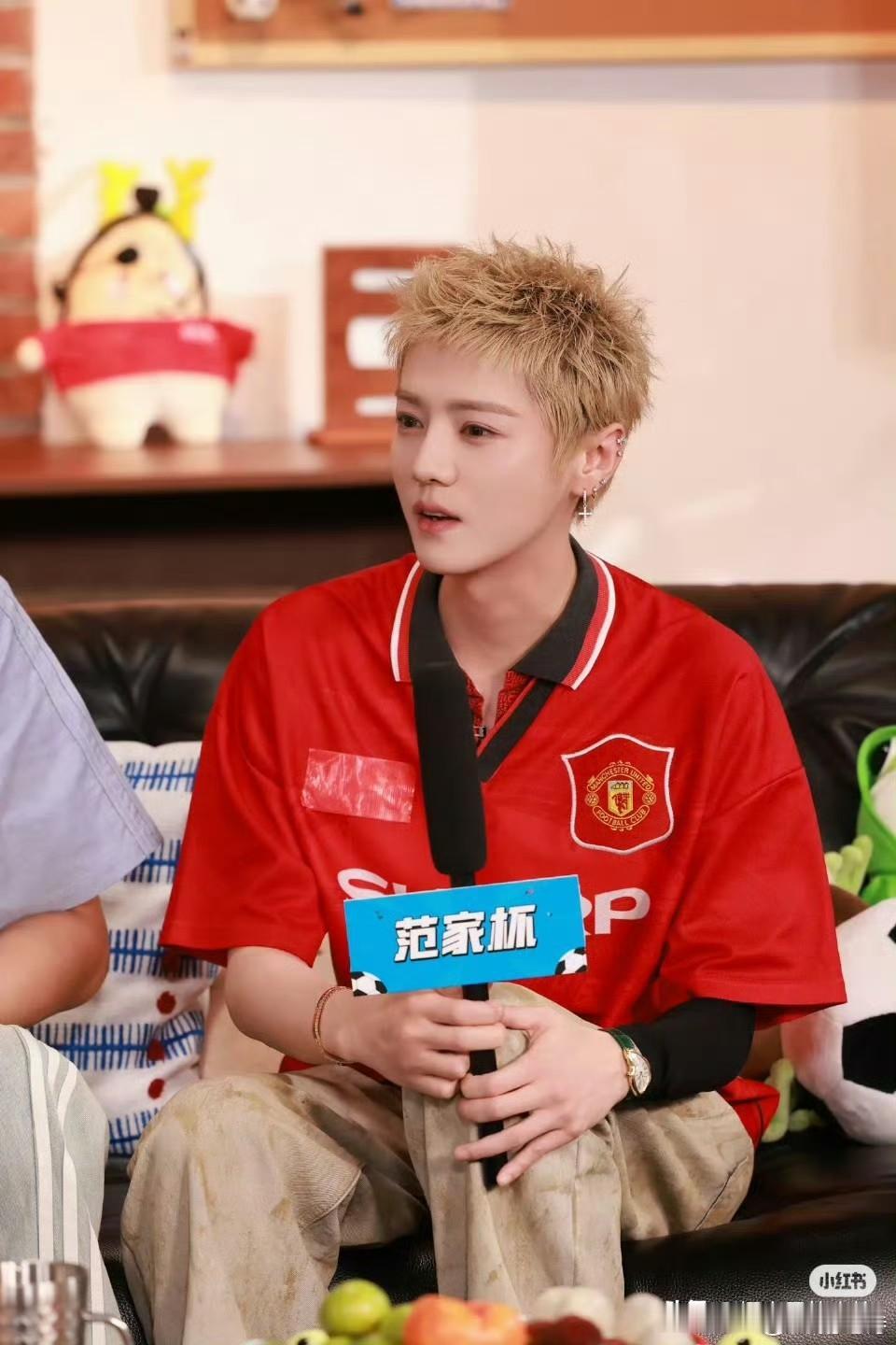 鹿晗在司晓迪风波后首次现身范志毅直播间，看样子状态良好，依旧热爱足球，没有受到网