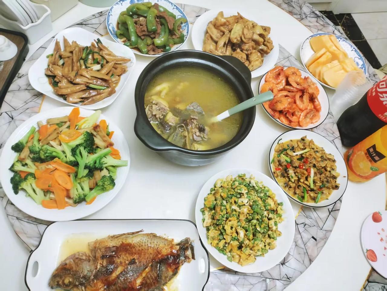 朋友的厨艺真不错，可她老公却嫌没胃口。
今天去朋友家蹭饭，八菜一汤是她一个人完成