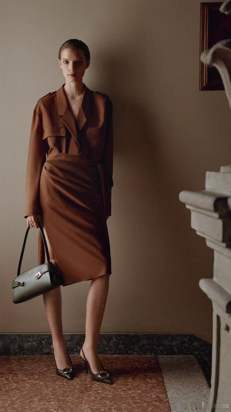 deling时尚快讯 Ferragamo Hug手袋凝聚品牌世代传承的精湛工艺与