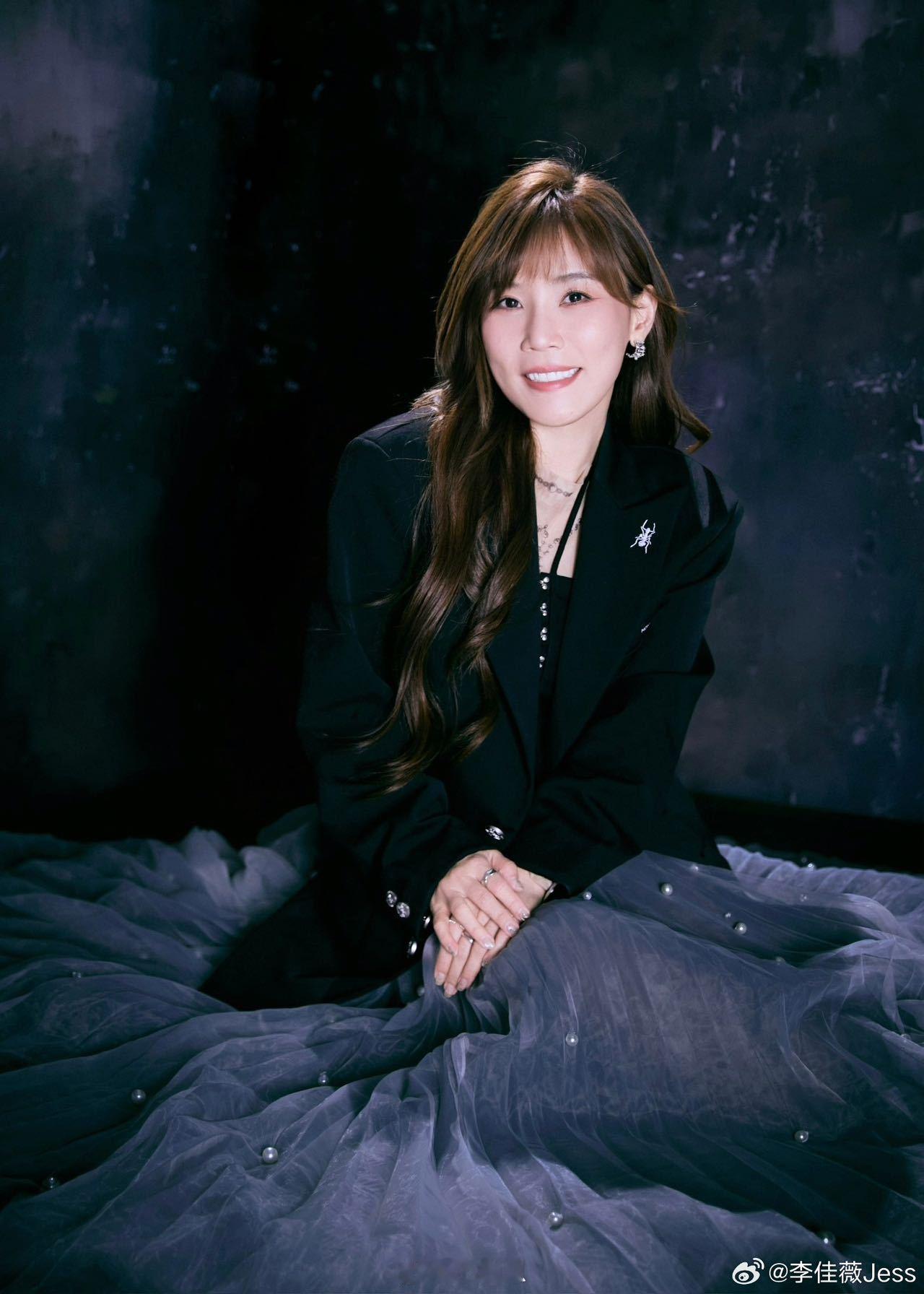 李佳薇粤语唱孤雏《声生不息》这个舞台被李佳薇拿捏了！粤语版《孤雏》不煽情却超扎心