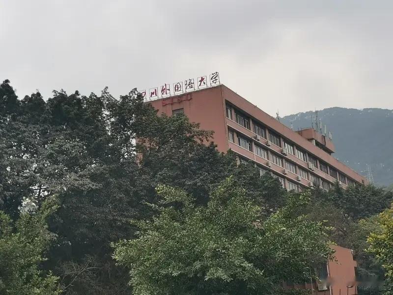 川师大称给“床头放菜刀女孩”帮助 川师大说给“床头放菜刀女孩”提供了帮助。川师大
