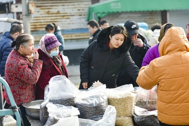 今年春节你被哪些年货硬控了 三只松鼠的这款大礼包，汇聚了碧根果、腰果、核桃、巴旦