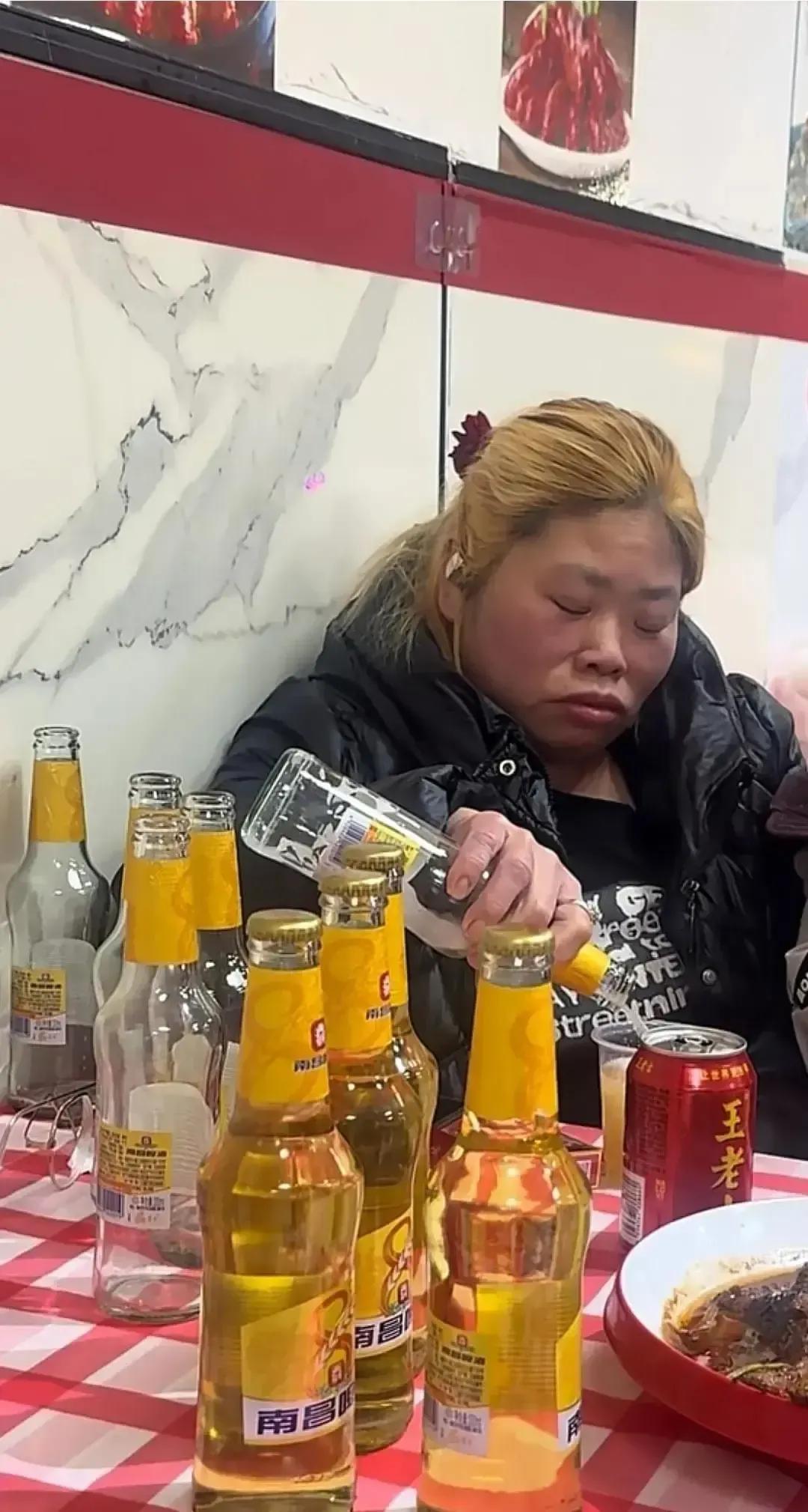 网恋奔现这算翻车了吗？为啥她满脸的不高兴？