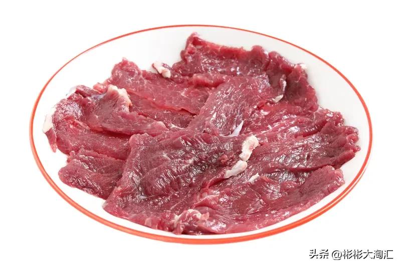 炒牛肉总变老，真让人头疼！其实掌握几个小窍门，就能让牛肉鲜嫩不柴。
选肉很关键，