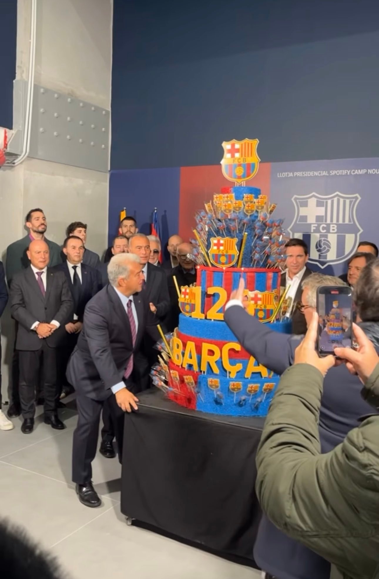 巴萨今天的生日蛋糕🎂🎂🎂🎂巴萨126周年热点现场巴萨vs阿拉维斯