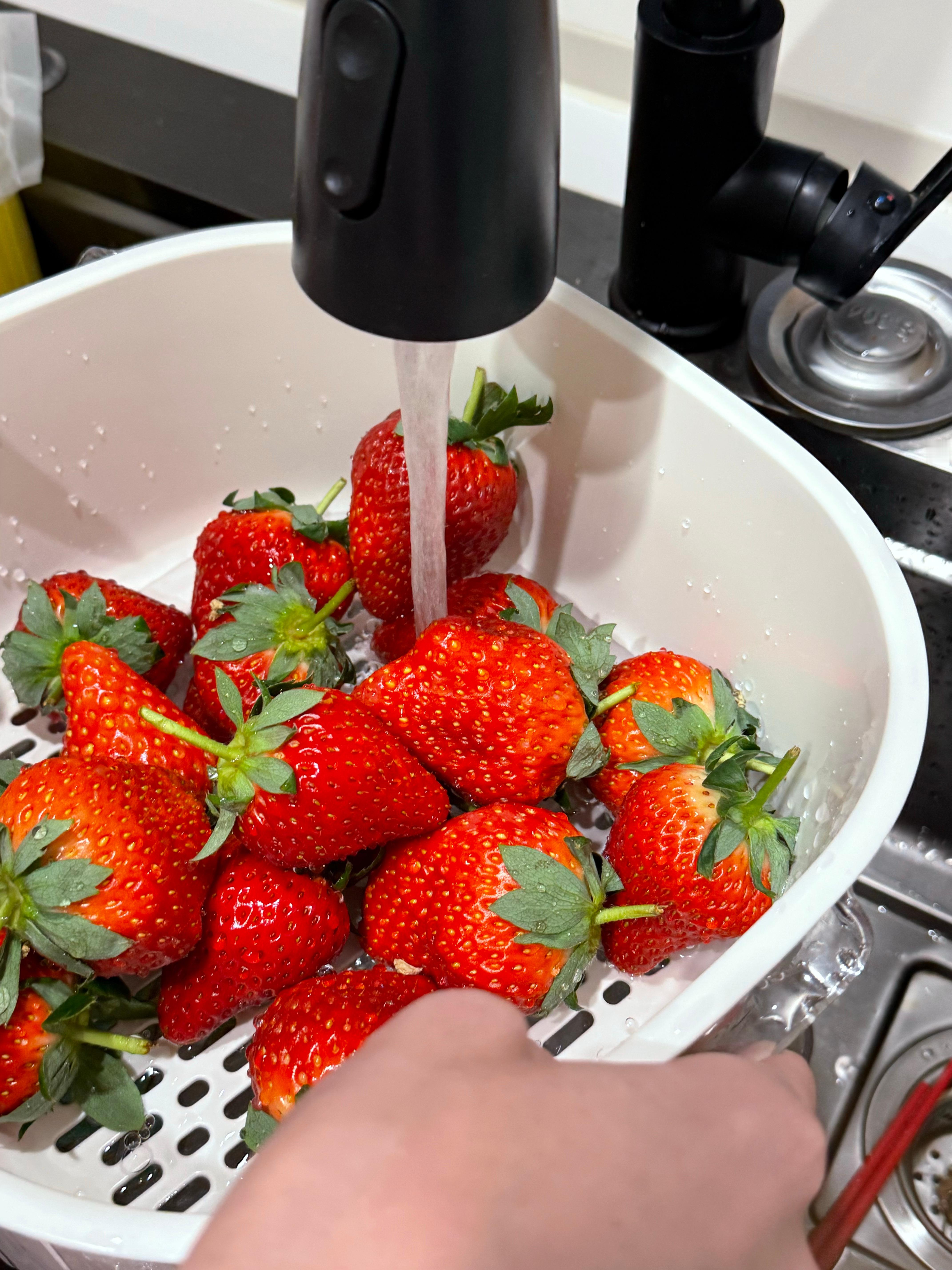 草莓到了，我在那洗水果刚拿起手机录vlog我妈：“好不容易干点活，又开始录像表演