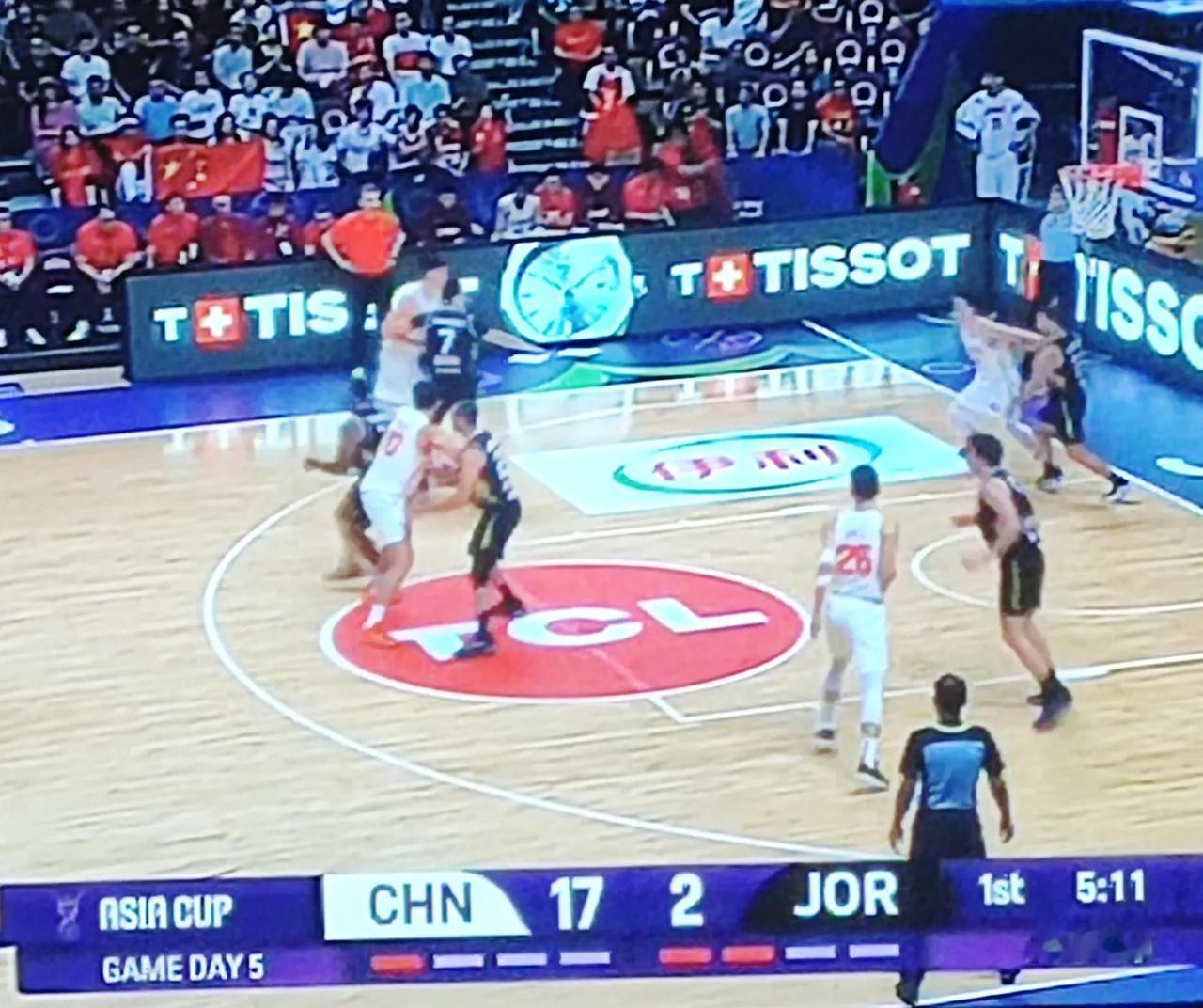 男篮90-68战胜约旦，顺利进入八强，开局一波17-0定下基调，约旦队除了2号厉