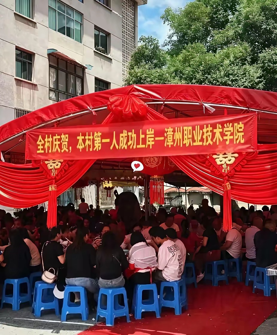 嫌人穷，怕人富，这是人性。所以处于一个相对较好的位置，就要低调不张扬，并学会夹紧