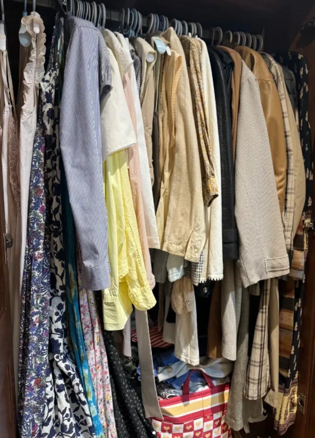 奉劝中年女性一定要少买衣服。 我姐今年47岁，特别爱买衣服，光去年一年买衣服就花