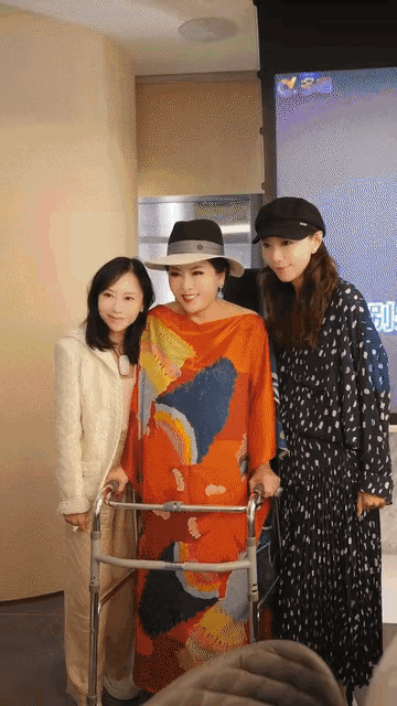 向太一家招待贵宾名流，郭碧婷在满屋子衣着华丽的贵妇和千金堆里特别显眼 ​​​