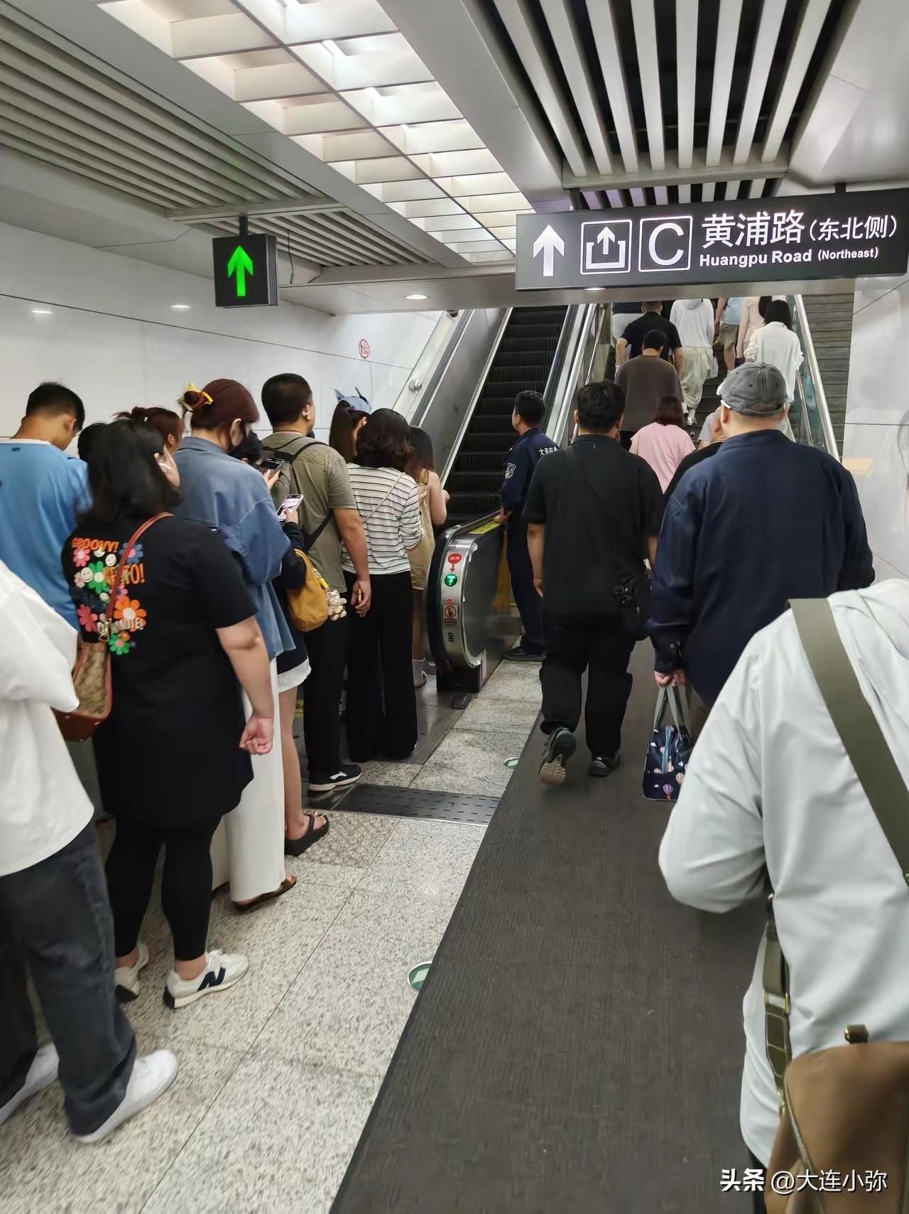 大连河口地铁扶梯都限流，高新园区压根没网传那么惨
 
据网友分享，今早河口地铁站