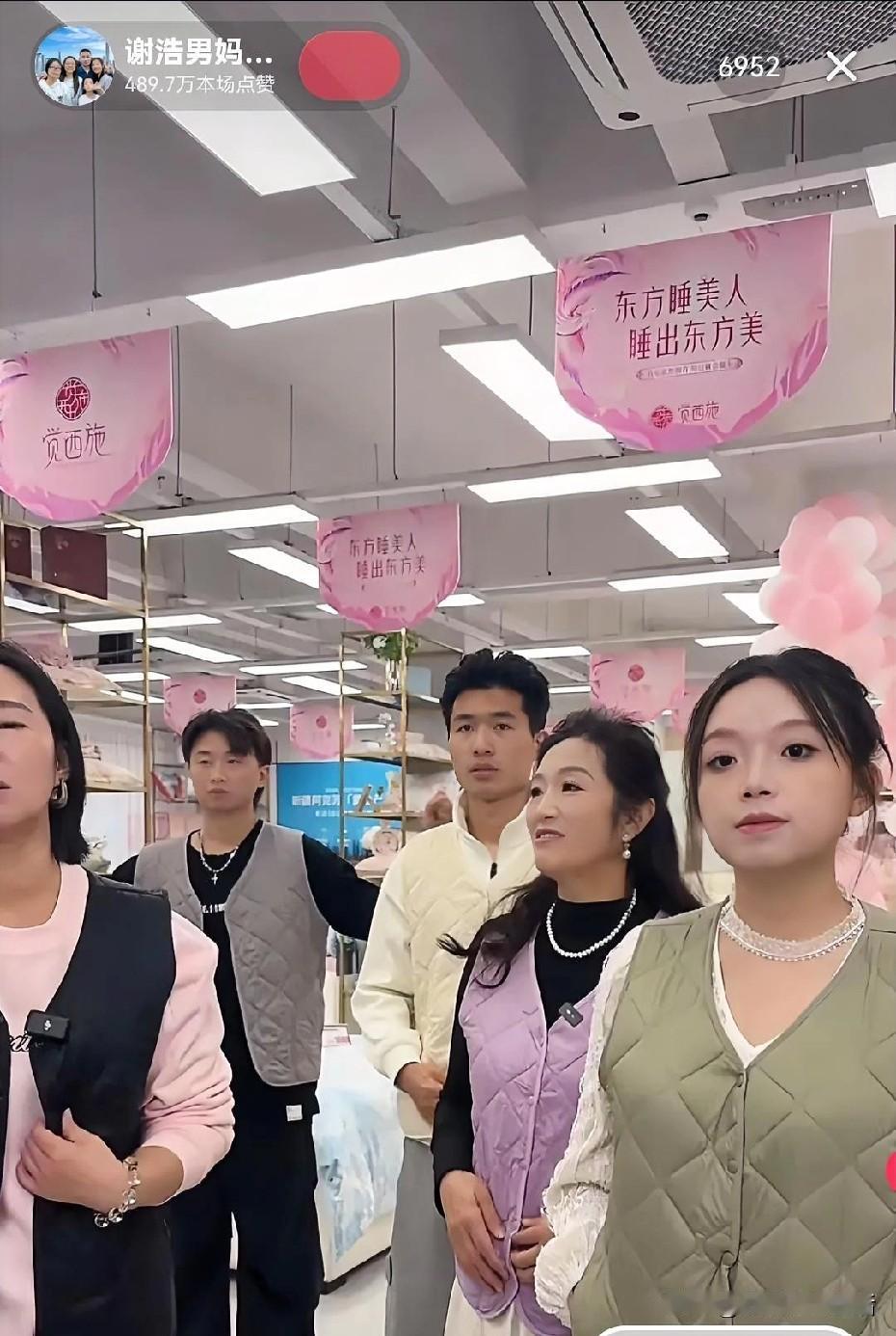 许健华穿上马甲，差点没认出来了。
少了谢浩男的流量加持，人气暴跌。
谢岳借助叶锐