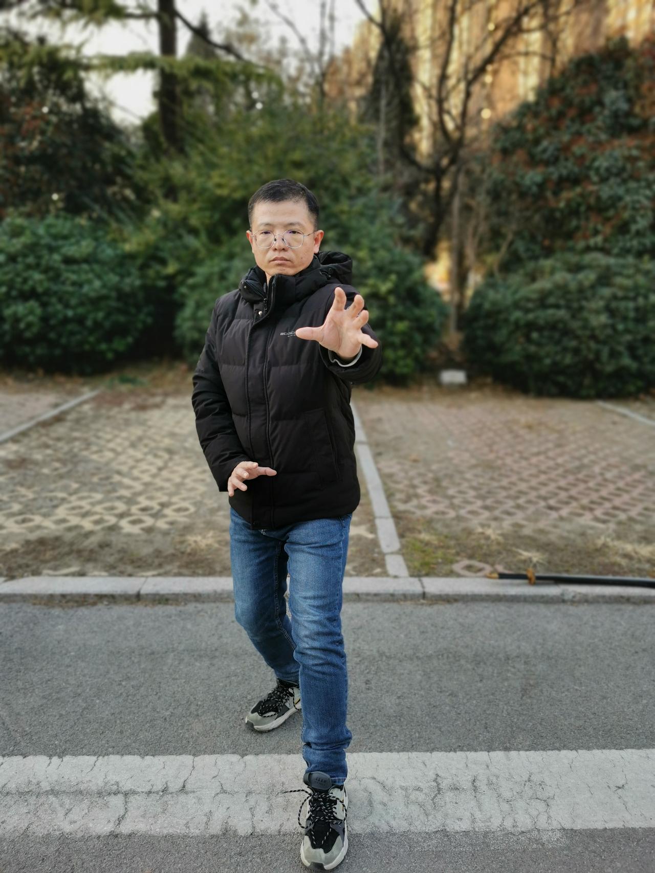 万法出于三体式，站三体式能促进人体真气的激发，可以快速消除身体疲惫，让人精力旺盛