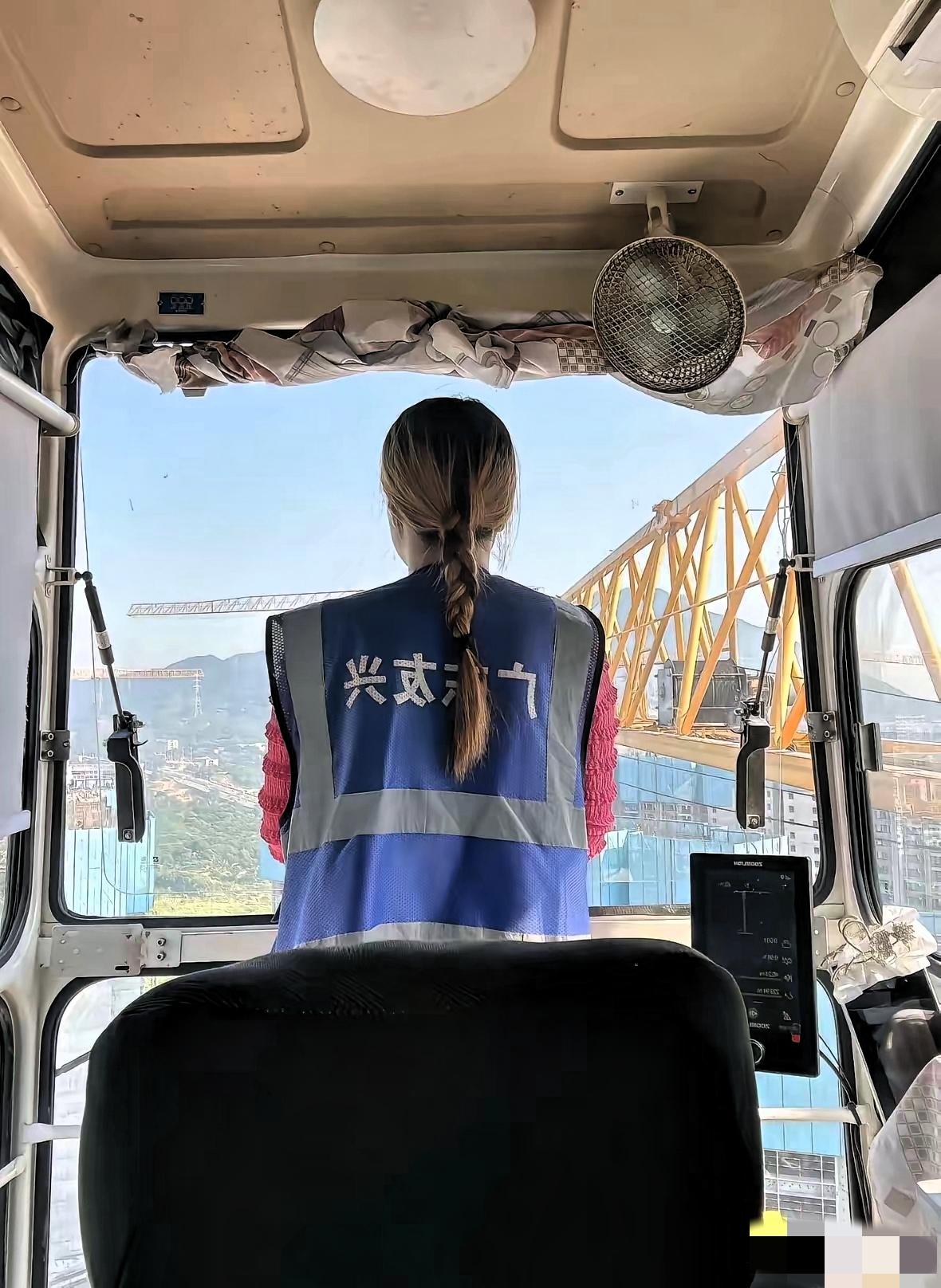 工地清退了一个塔吊女司机，四个月工资二万五一分没结。她没哭没闹，把安全帽扔进垃圾