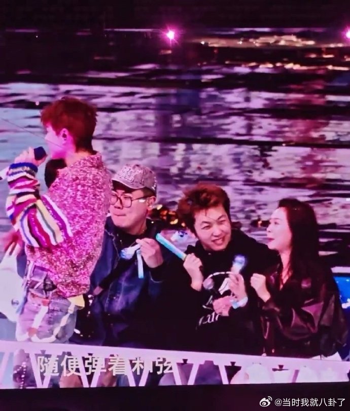 喜人在张杰鸟巢演唱会团建 喜人在杰哥演唱会团建还坐上了专属列车，太幸福了吧！