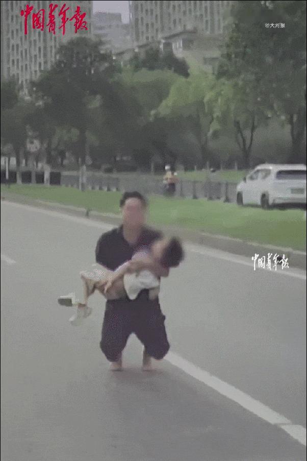昆山街头，一幕让无数人破防。

男孩被撞晕，父亲光着脚抱起孩子拦车，可车流无情，