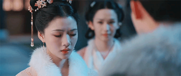 #罗慎远死嘴快表白啊# 又是下雪又是烟花的，我都准备开嗑了你就给我看他俩拉手转圈