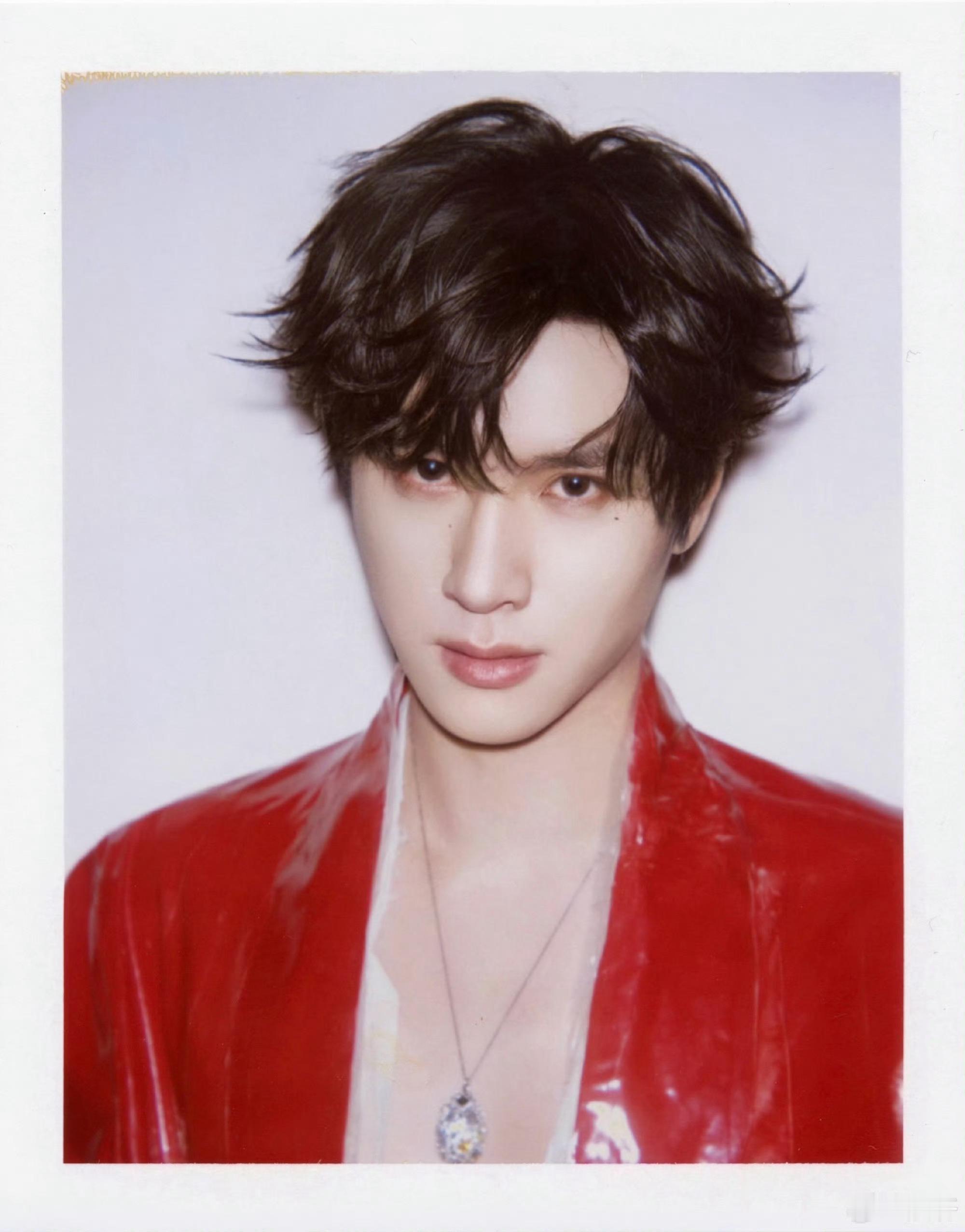 展轩撕拉片 早春帅哥福利送达 解锁限定撕拉胶片大片！红黑穿搭随性切换，细腻胶片质