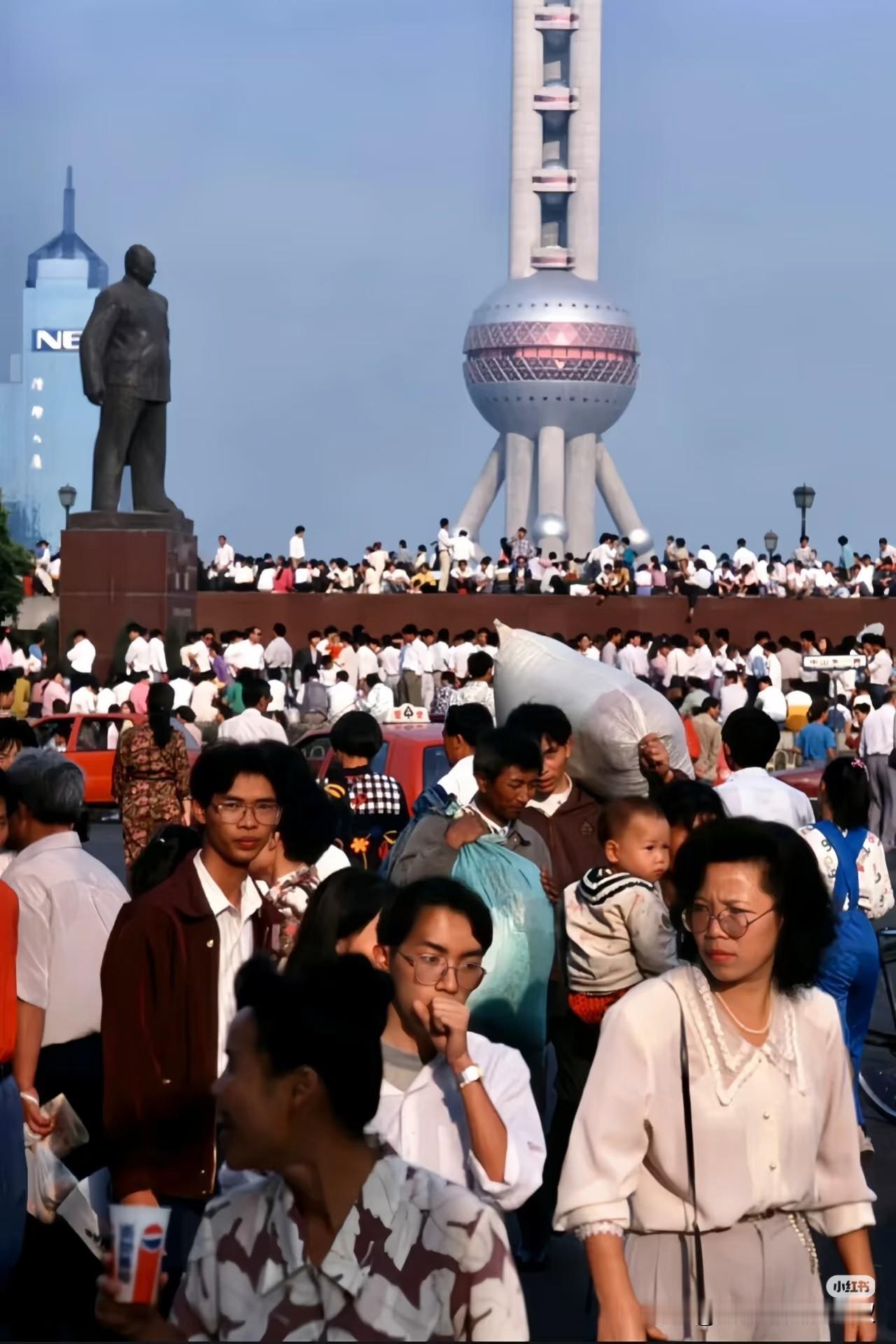 1990年代的上海❗充满热情与希望的年代
九十年代对于上海来说意义非凡。
这个年