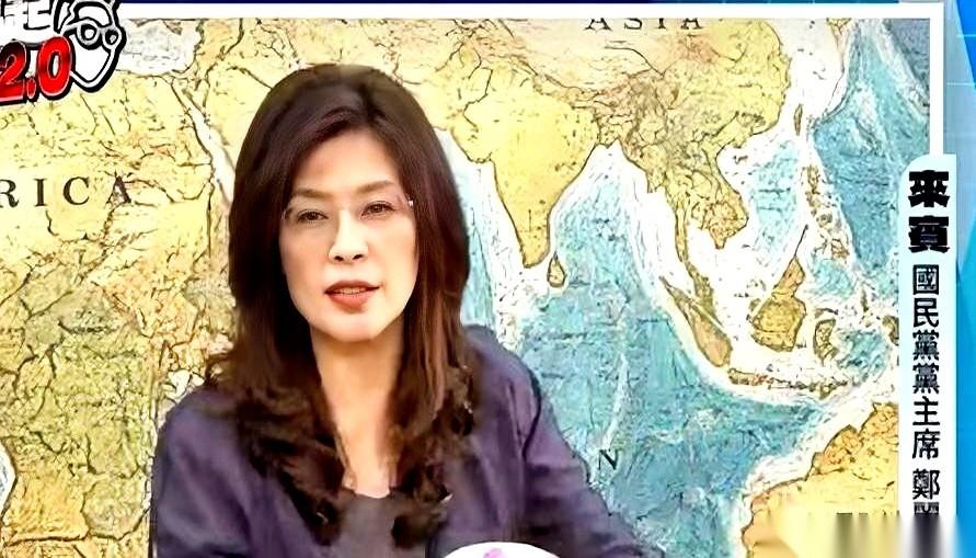 郑丽文在节目里直接把话挑明了：“怕就不要出来混！”
这句硬话，直接甩向了那些正在