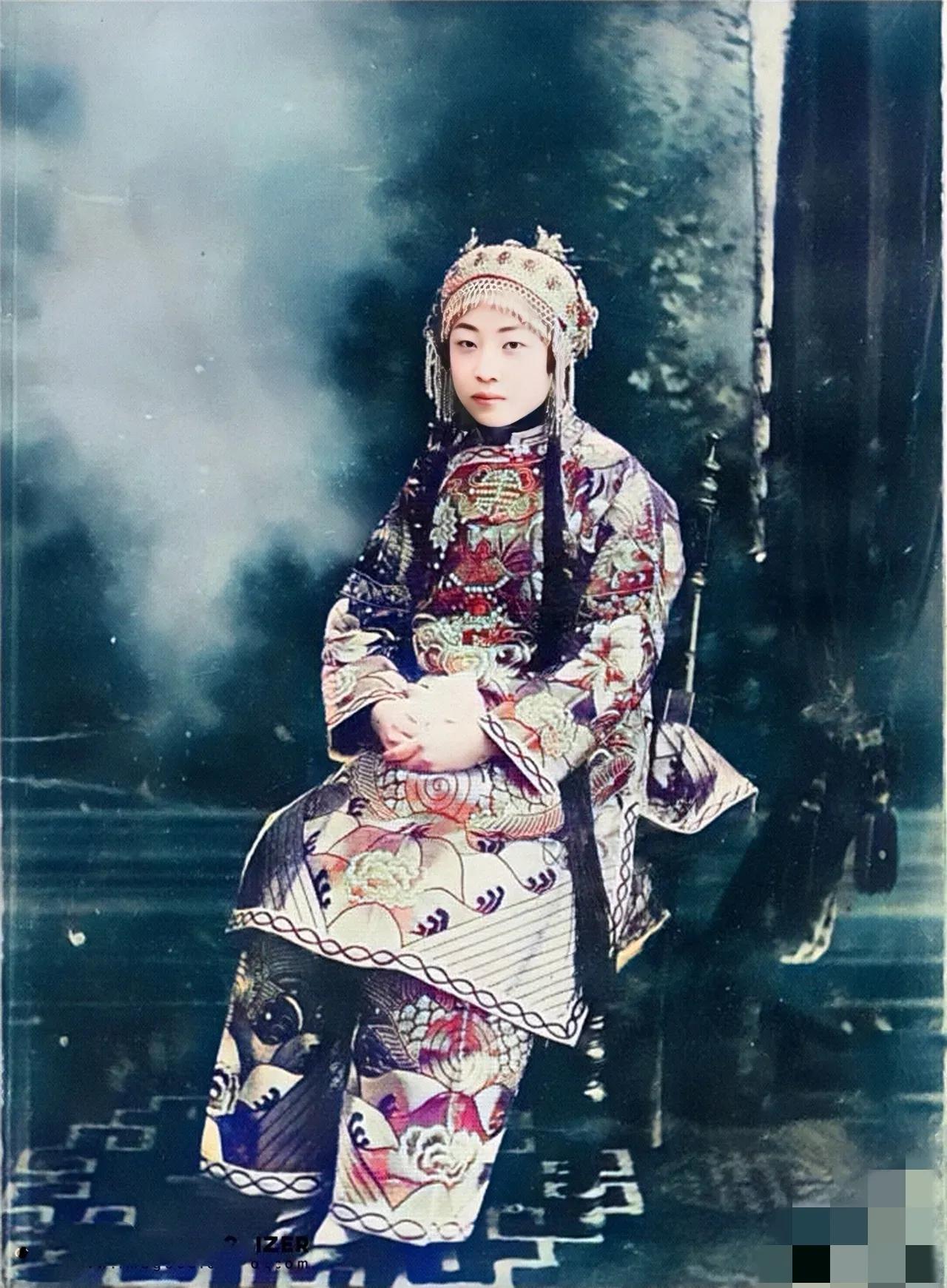 1910年，清末民初戏子，杨翠喜一张罕见的留影，在那个没有美颜磨皮滤镜整容的年代