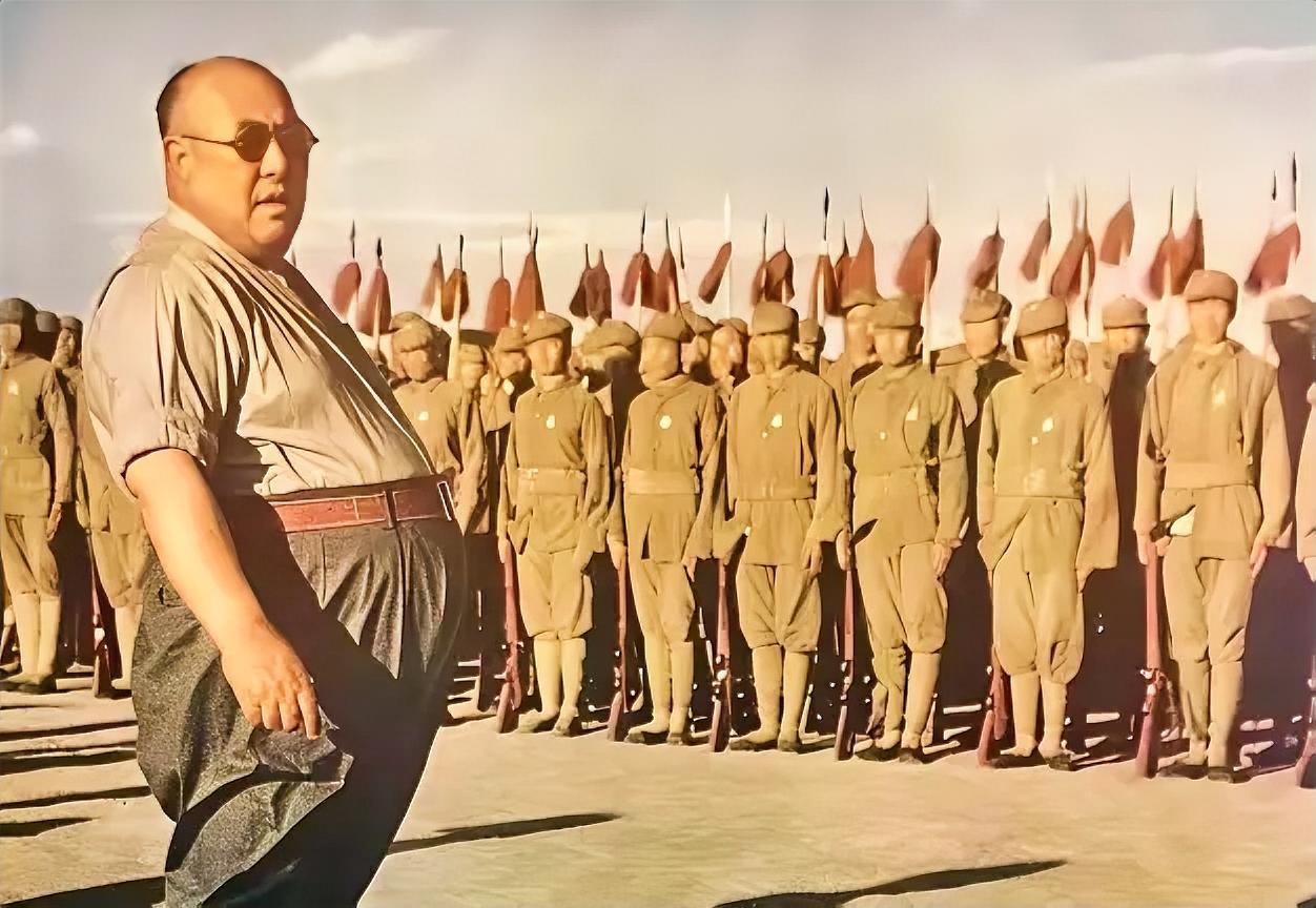 1956年，逃到美国后的马鸿逵，挺着腐败的大肚子，享受着小姨太给他做的奶酪，主政