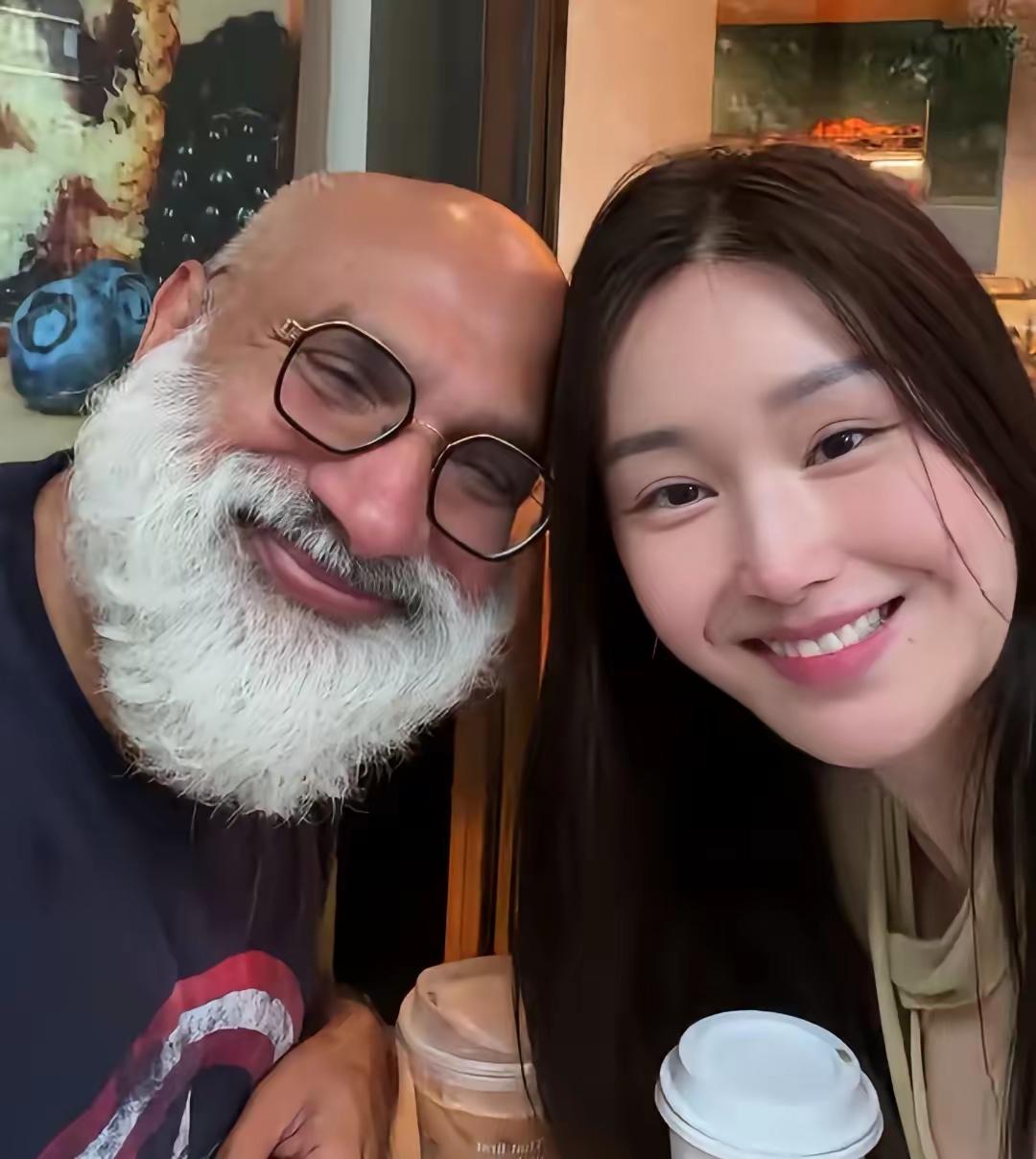又是一对“爷孙恋”秀恩爱，她说除了图他的心，其他的什么钱财都不图，她这话的可信度