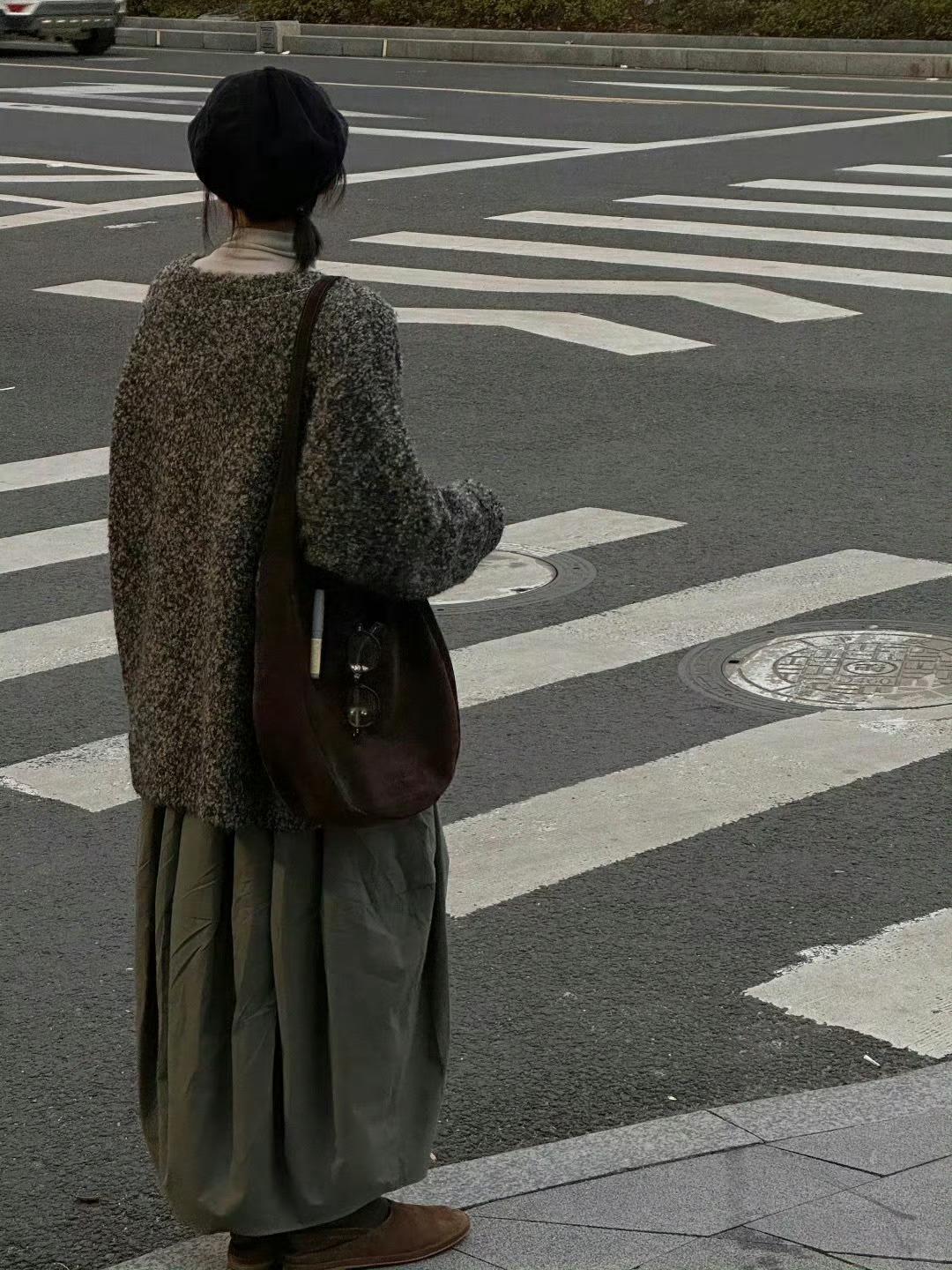 千万别虚耗时间在别人身上，因为浪费在自己身上的时间都不够了。——朱德庸​​​