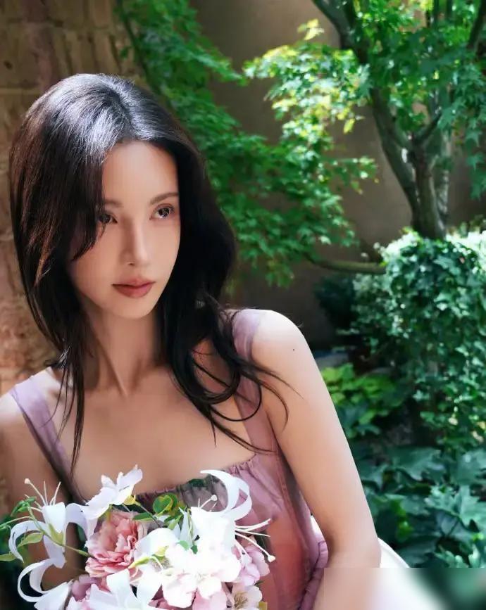 金晨直播被骂嘴歪，她直接把童年照摔网友脸上：不歪我还不喜欢呢！
网友拿着放大镜