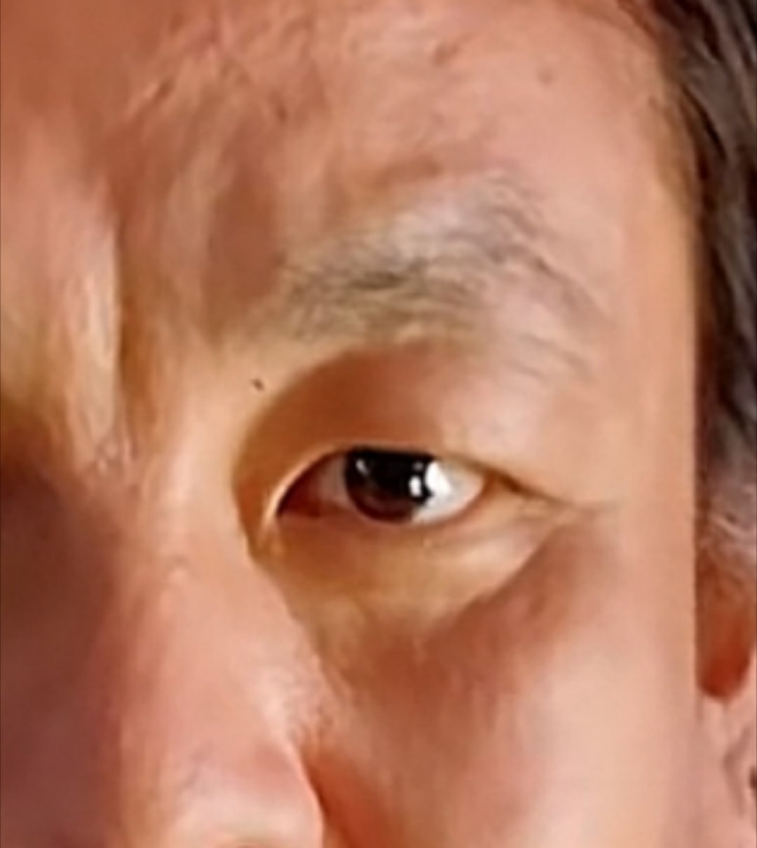 扫把眉花心，眉淡薄情，悬针纹固执，三角眼心狠。几个不好的特征长在了一个人脸上，不