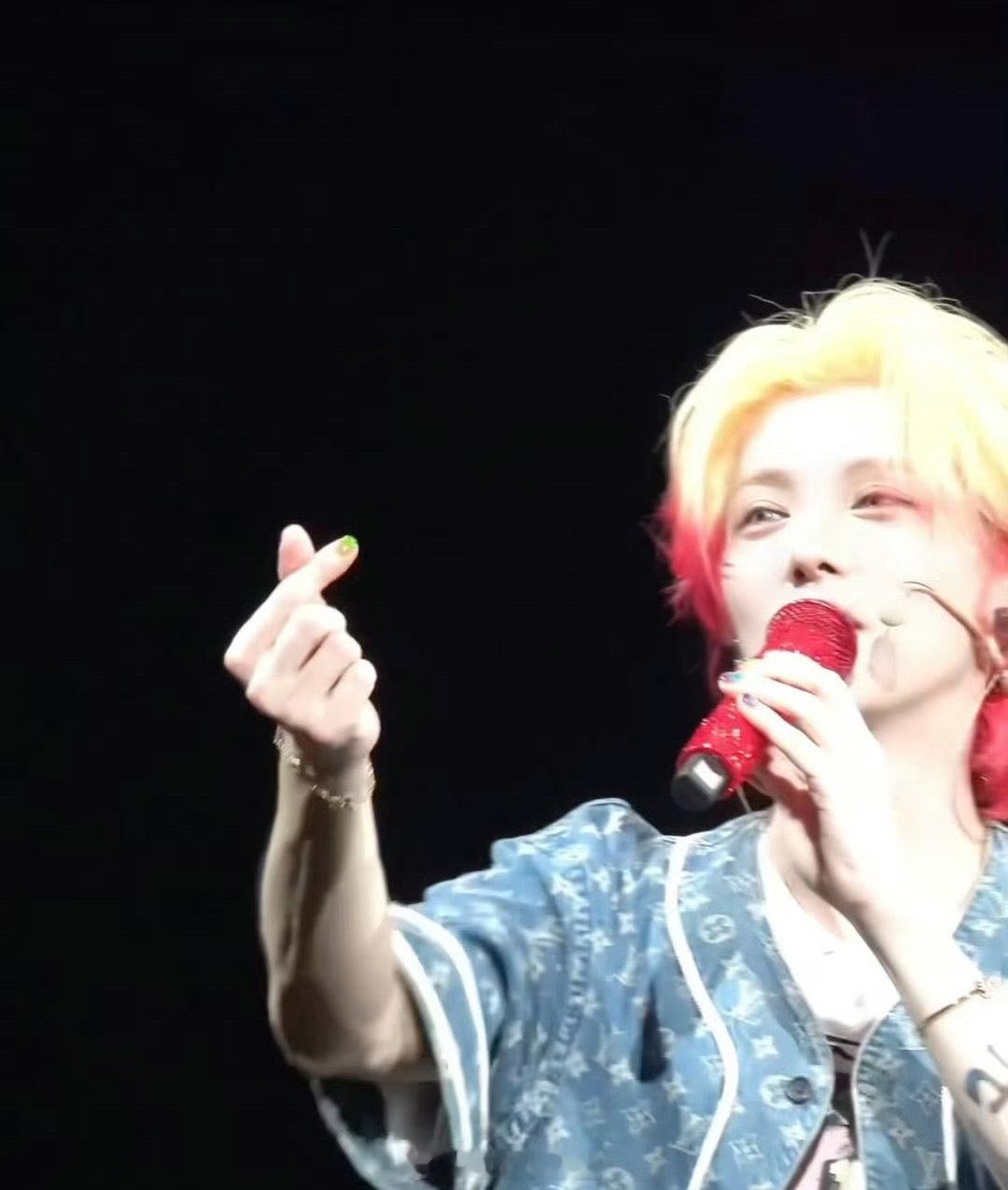 鹿晗不经意间掏出一颗心鹿晗是懂得制造惊喜的，在石头剪刀布环节，他突然掏出了一颗心