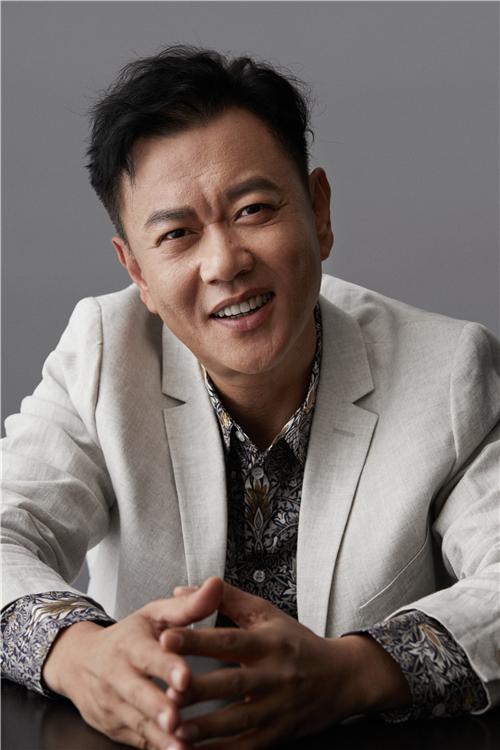 一次，冯嘉怡去一个剧组拍戏，看见导演愁的直摇头便问:“怎么了？”导演说:“需要在